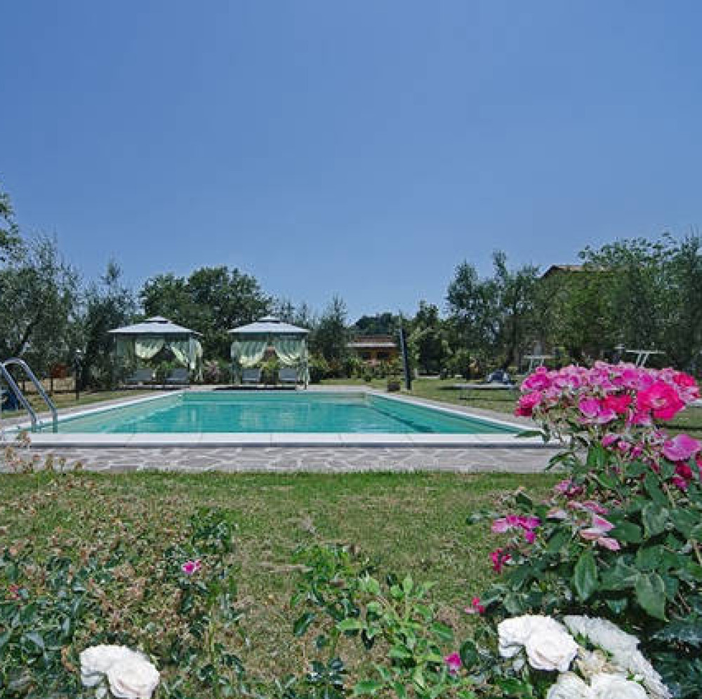 Farmhouse, with flats & pool on the wine road