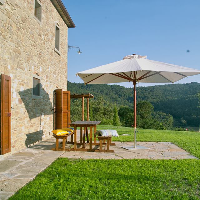 Casale di pietra immerso nel verde