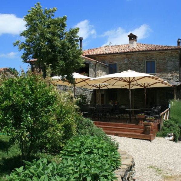 Casale di pietra immerso nel verde