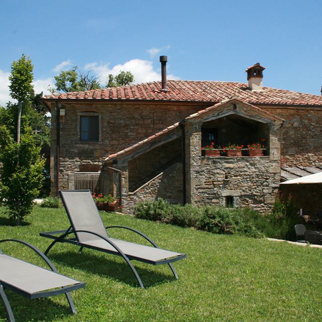 Casale di pietra immerso nel verde