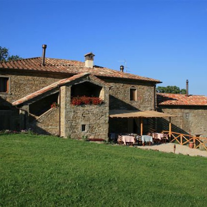 2 Casali di pietra immersi nel verde