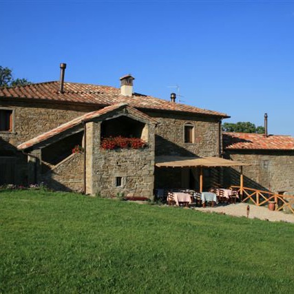 Casale di pietra immerso nel verde