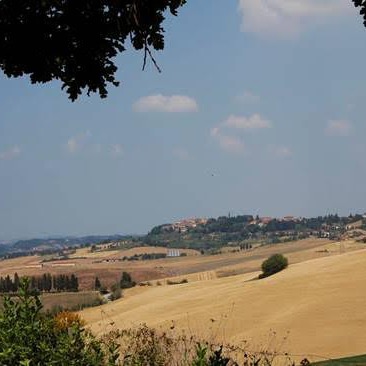 Antico casale nella campagna pisana