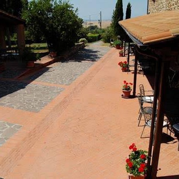 Antico casale nella campagna pisana